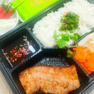 Hình ảnh Cơm Tấm Ba Rọi Muối Ớt Nướng Than Hồng