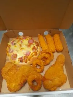 Hình ảnh Combo: 1 pizza thập cẩm size 14+ 1 đùi giòn+ 1 cánh giòn+3 phomai que+4 gà vòng.