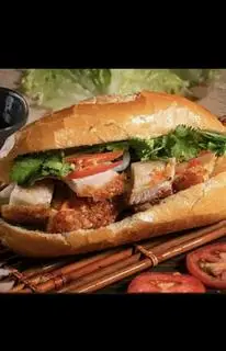 Hình ảnh Bánh mì heo quay đặc biệt