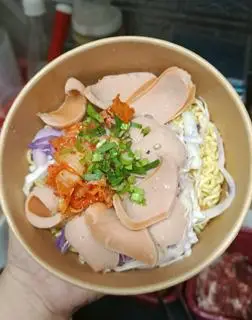 Hình ảnh mì cay trộn cá viên xúc xích