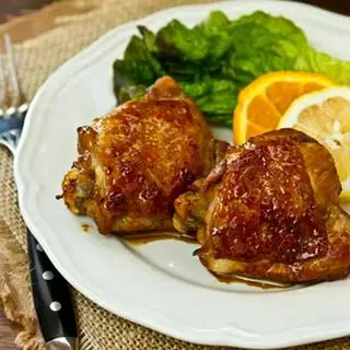 Hình ảnh 2 Phần Cơm Gà Má Đùi Tắm Mắm Tỏi