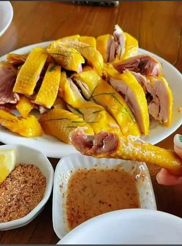 Hình ảnh Gà ủ muối hoa tiêu nửa con không đầu - chặt sẵn
