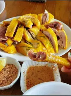 Hình ảnh Gà ủ muối hoa tiêu nửa con không đầu - chặt sẵn