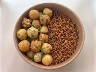 Hình ảnh Mì trộn cá viên chiên
