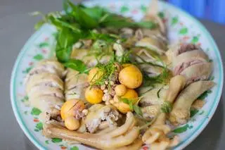 Hình ảnh gà chặt nguyên con không cháo gỏi
