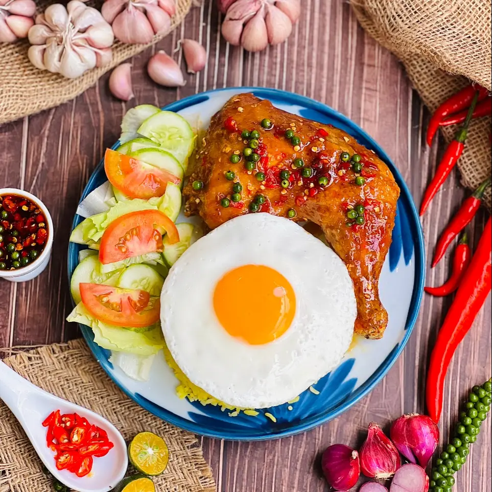 Hình ảnh Cơm Gà Sốt Tiêu Xanh Lớn Plus + Trứng Ốp La