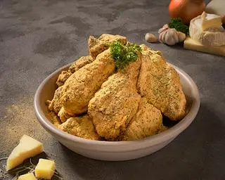 Hình ảnh Nửa con gà phủ bột phomai
