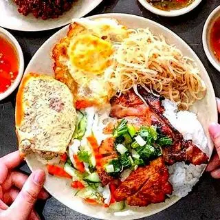 Hình ảnh Cơm tấm sườn bì chả ốp la