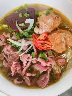 Hình ảnh Bún Bò Tái Chả Cua