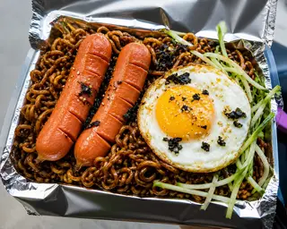 Hình ảnh Mì tương đen xúc xích - trứng
