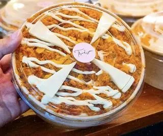 Hình ảnh Bông Lan trứng muối khô gà cay 