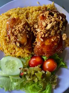 Hình ảnh Cơm gà ức Mắm Tỏi Tặng kèm canh rong biển