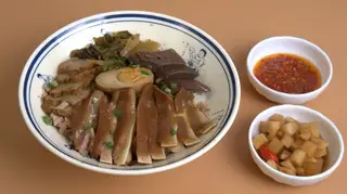 Hình ảnh  卤水猪耳饭 Cơm tai heo kho 