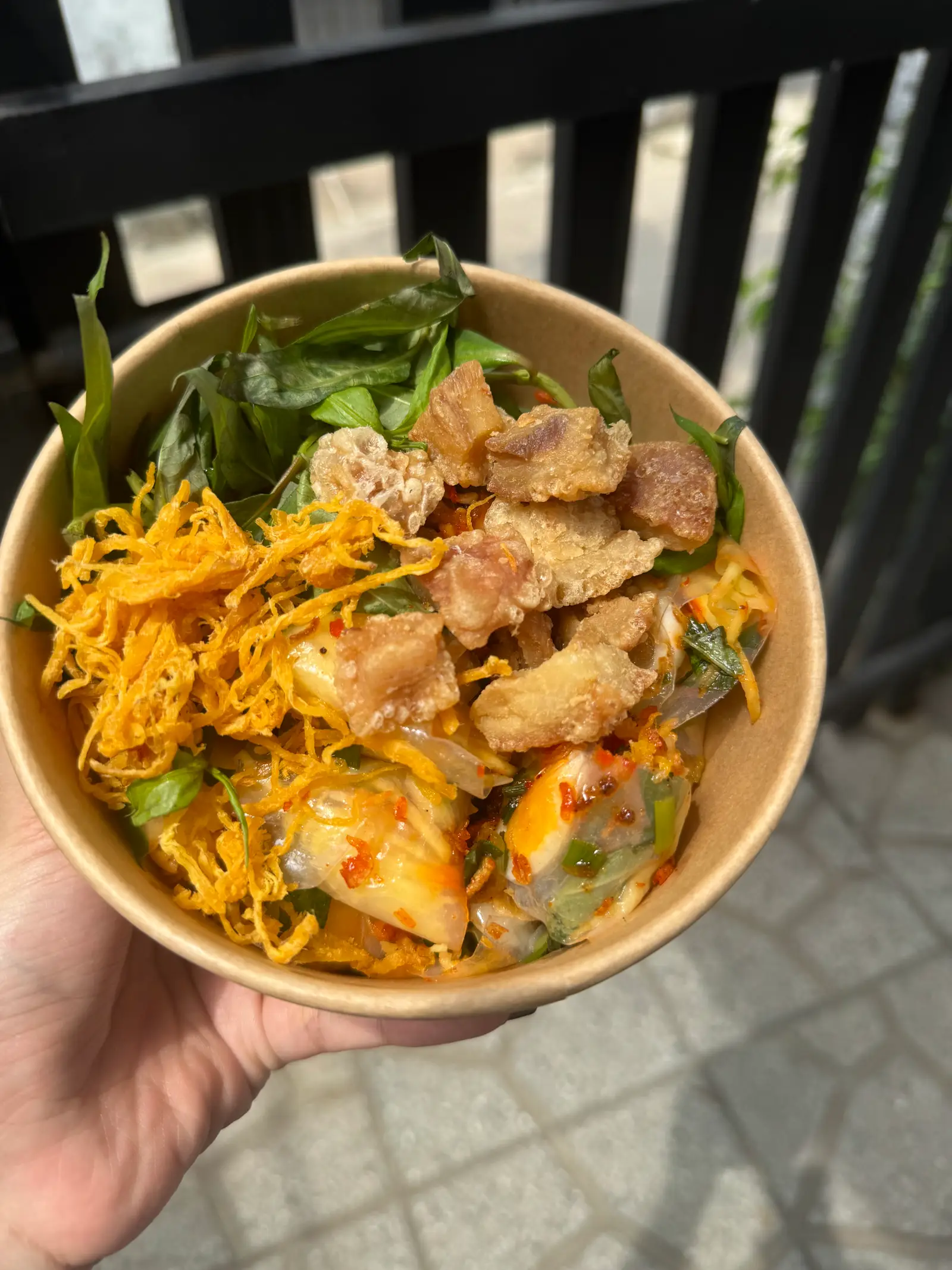 Hình ảnh Bánh tráng cuộn trộn trứng lòng đào