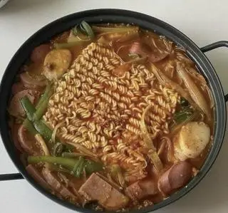 Hình ảnh Canh xúc xích mỳ & Cơm trắng