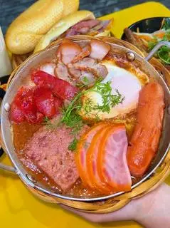 Hình ảnh Bánh Mỳ Chảo Đầy Đủ