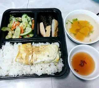 Hình ảnh Cơm trứng, chả lá lốt, giò chả