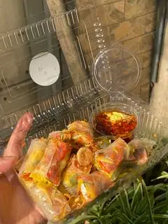 Hình ảnh Bánh tráng cuốn bơ tóp mỡ chấm sốt me