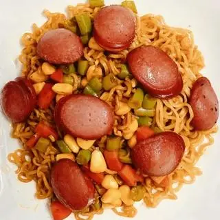 Hình ảnh Mì trộn xúc xích chiên