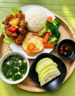Hình ảnh Cơm gà chiên mắm