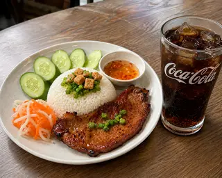 Hình ảnh Phổ biến: 1 cơm tấm sườn + 1 nước ngọt