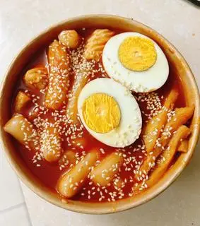 Hình ảnh Tokbokki nhân phô mai chả cá trứng