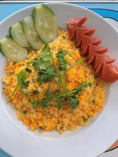 Hình ảnh Cơm chiên tỏi trứng xúc xích
