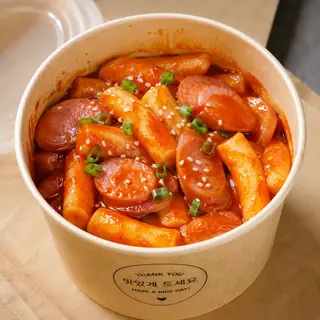 Hình ảnh Tokbokki xúc xích Đức