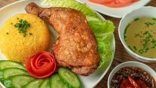 Hình ảnh Cơm gà đùi chiên mắm, ngon như cơm Mẹ nấu