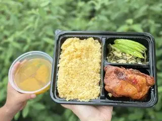 Hình ảnh Cơm gà sốt chua ngọt hoặc cay