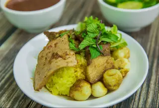Hình ảnh Xôi thịt - chả - trứng