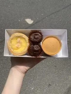 Hình ảnh 2 muffin, 1 tart trứng, 1 bông lan