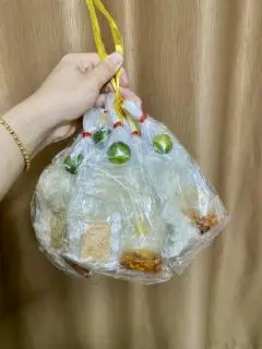 Hình ảnh Bánh tráng phơi sương muối nhuyễn dầu tỏi tắc