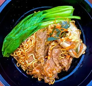 Hình ảnh Mỳ trộn hàn quốc + bò