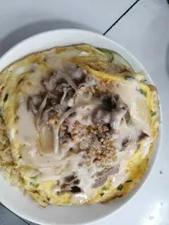 Hình ảnh Cơm bò phủ trứng sốt phô mai
