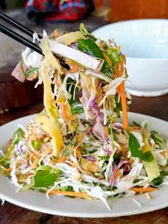 Hình ảnh Góc tư đùi gà xé trộn gỏi