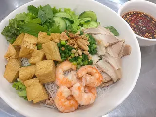 Hình ảnh Bún thịt luộc , tôm , tàu hủ nước tương 