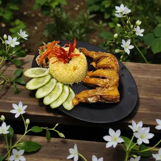 Hình ảnh Cơm đùi gà xối mỡ - đùi lớn
