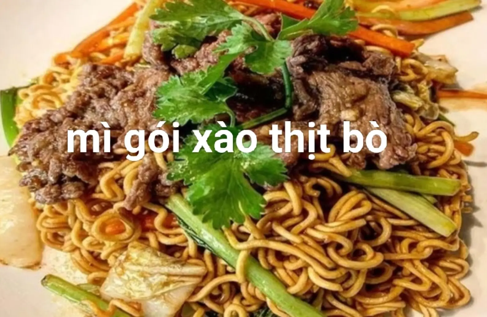 Hình ảnh Mì gói thịt bò xào rau củ sate