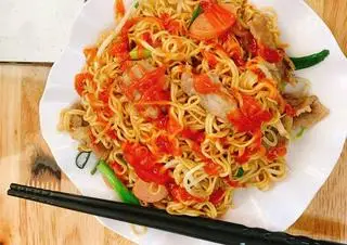 Hình ảnh Mì xào bò xúc xích
