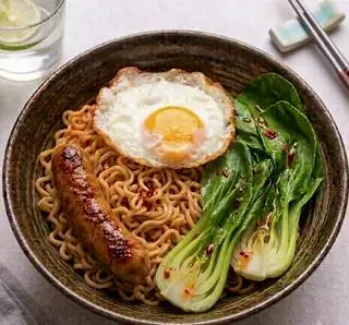 Hình ảnh Mì trộn Indo trứng + xúc xích
