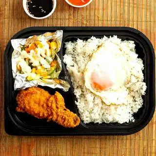 Hình ảnh Cơm gà kèm trứng ốp