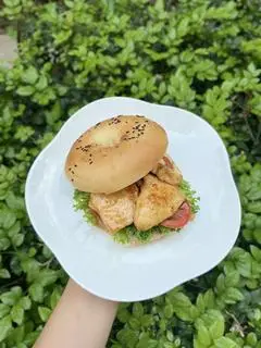 Hình ảnh Bagel ức gà mắm tỏi