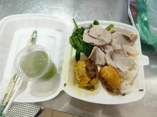 Hình ảnh cơm thịt luộc+trứng kho+đậu nhồi thịt