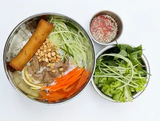 Hình ảnh Bún thịt xào đầy đủ