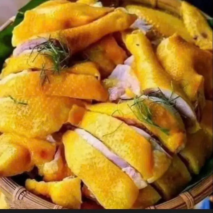 Hình ảnh Một con gà ủ muối không đầu , không chân 