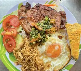 Hình ảnh cơm tấm sườn bì chả + canh miễn phí