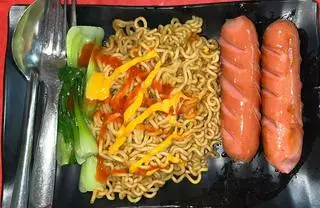 Hình ảnh Mì trộn xúc xích
