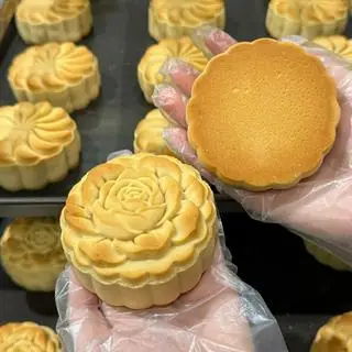 Hình ảnh Bánh Trung Thu Nhân Sữa Dừa Trứng Muối