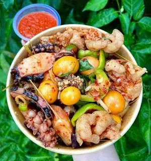 Hình ảnh Chân gà sốt thái mix Trứng gà non và râu bạch tuộc tươi 